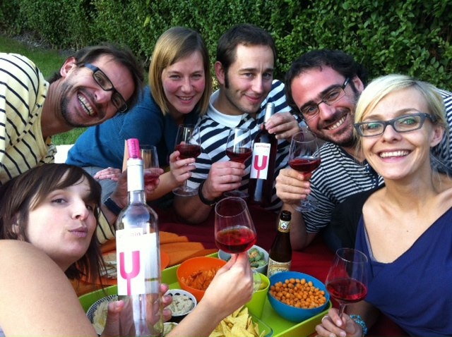  Enjoy the tasting with your friends